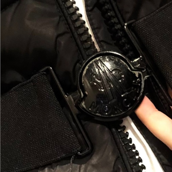 COPY - Genuine Moncler puffer coat with shoulder pads, super stylish in black, … - Picture 12 of 13